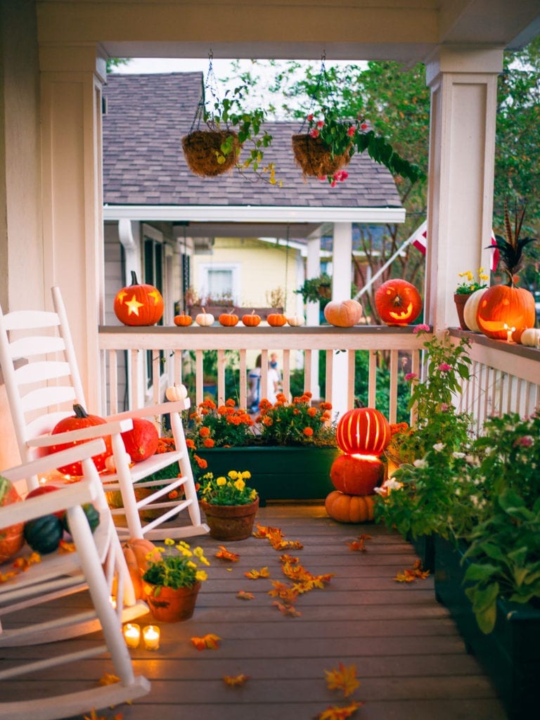 Wow Your Neighbors With These Festive Decorations! - Lucy Cuneo