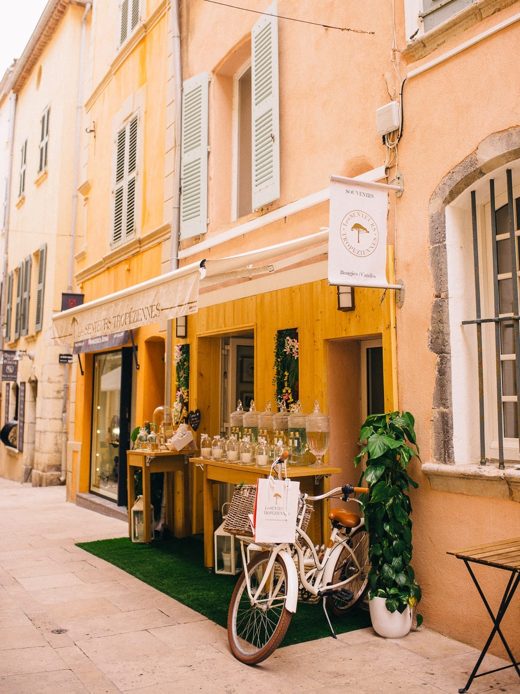 Lucy Cuneo: St Tropez guide - Une Velo!
